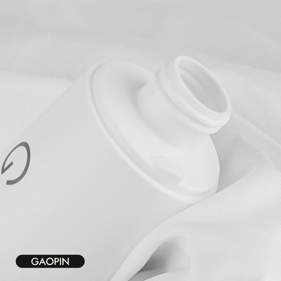 HDPE πλαστικό κενό μπουκάλι συμπιέσεων σαμπουάν με την άσπρη μαύρη παγωμένη ματ επιφάνεια δίσκων ΚΑΠ 250ml