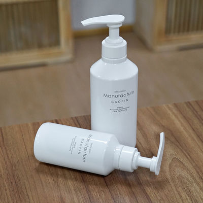 QS άσπρη αντλία λοσιόν μπουκαλιών 300ml 500ml σαμπουάν της PET για το εδαφοβελτιωτικό τρίχας